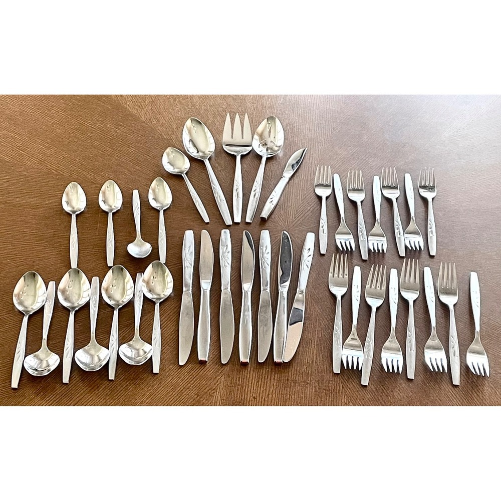 Oneida Heirloom Will O Wisps Stainless Flatware Set 38 Pc Cube Mark USA - Picture 1 of 9